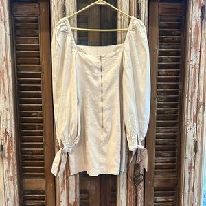 Beautifully made sleeve detail pictured.